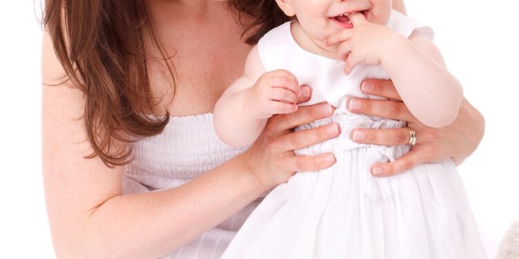 Warum Babys spucken - Was tun wenn das Baby spuckt und ständig aufstoßen muss?