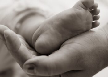 Babymassage: Förderung von Wohlbefinden und Bindung