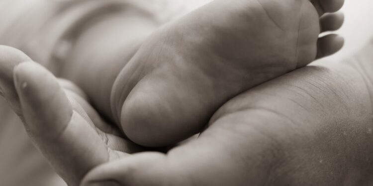 Babymassage: Förderung von Wohlbefinden und Bindung